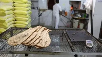 تنور داغ نانوایی های آزادپز در بالا شهر/ نان را در هر کوچه به یک نرخ می‌فروشند