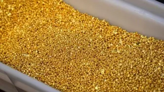 طلای جهانی عقب نشست