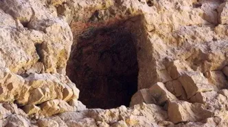 غار باستانی سوراخ سوراخ شد