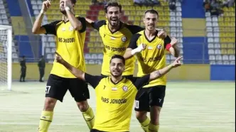 تصویر؛ بوسه ستاره لیگ برتری کنار زمین بر دستان مادر