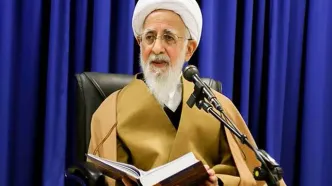 این مرجع تقلید در قم بر پیکر رهبر شهید نماز می‌خواند