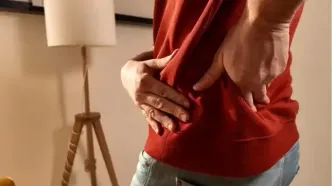 ۳ تمرین خانگی که کمر درد شما را تسکین می‌دهد – بدون نیاز به دارو!