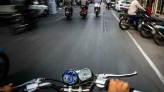 اقدام باورنکردنی یک موتورسوار در خیابان‌های تهران!