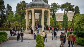 فیلمی از حرکت شاد گروهی از زنان و مردان در حافظیه