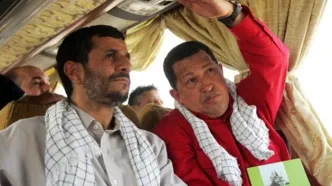 استقبال از سخنرانی خالد مشعل رئیس دفتر سیاسی حماس در دانشگاه تهران در زمستان ۱۳۸۴/ عکس چاوز و احمدی نژاد در دستان عدالت خواهان