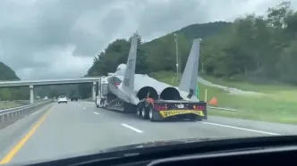 تصاویر خبرساز از حمل‌و‌نقل جنگنده F15 وسط اتوبان!