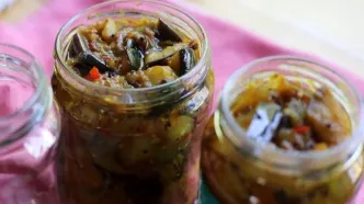 طرز تهیه ترشی لوبیا سبز و بادمجان با طعمی خاص!