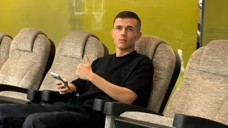 تشویق ویژه یاسر آسانی در حاشیه بازی تیم بسکتبال استقلال