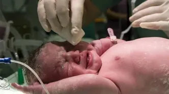 ویدئو جالب از نوزادی که مادربزرگش متولد64 است!
