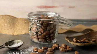 طرز تهیه بادام شور بو داده خانگی؛ سالم‌تر و اقتصادی‌تر از نمونه‌های بازاری