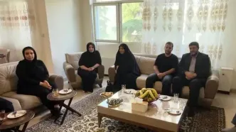 دیدار مسئولان هلال‌احمر با خانواده خلبان شهید «مهراب‌زاده»