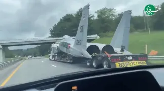 حمل‌ونقل جالب جنگنده F۱۵ وسط اتوبان!