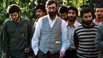 «رهبر انقلاب» با لباس ارتشی و دوربین در سنگر