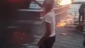 فیلم آتش‌سوزی در اسکلۀ بندر چارک / لنج باری طعمه شعله‌ها شد