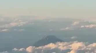 نمای کوه فوجی ژاپن از پنجره هواپیمای ترامپ
