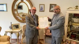 سفیر ایران در تونس از استاد ادبیات فارسی این کشور تجلیل کرد
