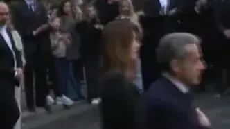 ببینید؛ نیکولا سارکوزی دست در دست همسرش در راه زندان