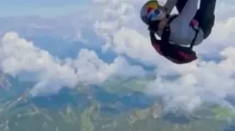 ببینید؛ آویزان شدن جسورانه یک صخره‌نورد زیر بال‌های هواپیما