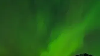 شفق قطبی قله‌های پوشیده از برف آلاسکا را روشن کرد