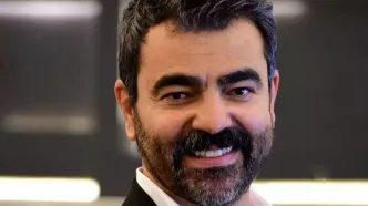 عکس خانوادگی بهزاد خلج وایرال شد | شباهت اجل به مادرش در شبکه‌های اجتماعی جلب توجه کرد +عکس