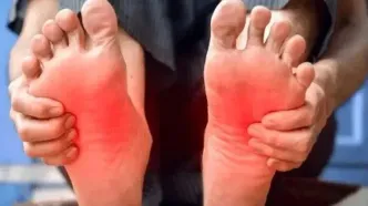 ۵ دلیل شایع داغ شدن کف پا | این درمان‌های خانگی را امتحان کنید