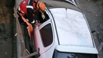 سقوط پژو ۲۰۶ در عمق ۳ متری گودبرداری در مشهد