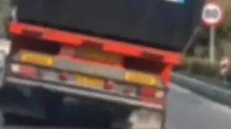 ببینید؛ حرکت کامیون بدون لاستیک عقب در بزرگراه مشهد!