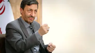 عکسی از پرویز فتاح پشت نیکمت‌های مدرسه