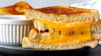 شام امشب با من: راز یک ساندویچ پنیر گریل‌شده بی‌نقص؛ فرمولی که غذای ساده را به یک شاهکار ترد و کش‌دار تبدیل می‌کند!