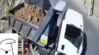 سقوط وحشتناک کامیون هنگام تخلیه شن در تهران