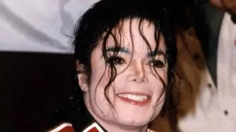 سفر در زمان؛ «مایکل جکسون» در حال صحبت با تلفن در خانه‌اش در لس‌آنجلس؛ سال 1351/ عکس