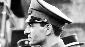 محمدرضا پهلوی در حال تست یک جنگنده عجیب