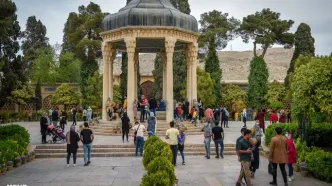 فیلمی از حرکت شاد گروهی از زنان و مردان در حافظیه