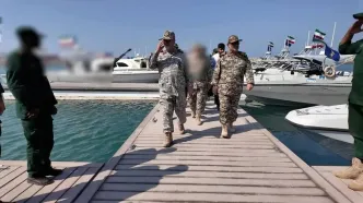 فرمانده کل سپاه درحال تماشای ناو هواپیمابر آمریکا