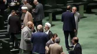 تعطیل کنید دفاتر نمایندگان مجلس در شهرستانها را/ براساس کدام منطق نماینده خود را همطراز وزیر کرده است؟