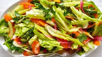 معده درد بعد از سالاد: دلایل و راهکارهای جلوگیری از ناراحتی گوارشی