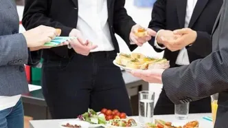 صبحانه خوردن در اداره ممنوع شد!