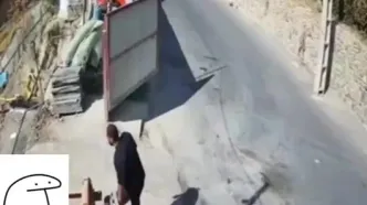 لحظه سقوط وحشتناک کامیون هنگام تخلیه شن در تهران