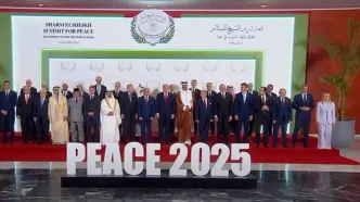 یک مهمان عجیب در مراسم صلح غزه در شرم‌الشیخ مصر/ این چهره ورزشی کیست و در کنار رهبران سیاسی چه می‌کند؟!/ عکس
