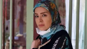 سفر در زمان؛ «شیرین» سریال نون خ با تیپ خاص در پارکینگ خانه اش؛ سال 1402