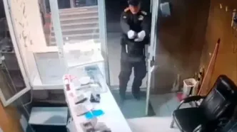 جزئیات فیلم منتشر شده در فضای مجازی در رابطه با سرقت مسلحانه از طلافروشی با لباس پلیس