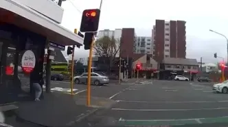 ببینید؛ لحظه پرتاب شدن یک زن به وسط خیابان بر اثر باد شدید