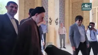 بانوی سالخورده یزدی خطاب به خاتمی: دست بده طبق فتوای آقای خمینی