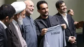 پیراهن تیم ملی کشتی به قالیباف اهدا شد
