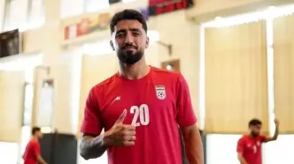 لژیونر ایرانی با علامت پیروزی در فرودگاه کشور اروپایی +عکس