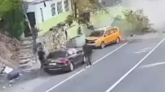 ببینید؛ جان به در بردن راننده تاکسی از سقوط سنگ غول‌پیکر
