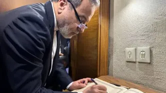 بازدید عراقچی از منزل رهبر انقلاب در مشهد+ عکس