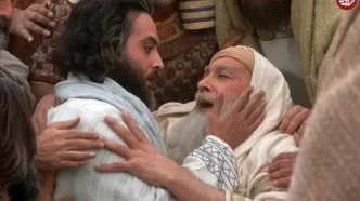 «یوزارسیف و یعقوب» در حال نماز خواندن پشت سر «رهبر انقلاب» در بیت رهبری