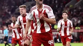 تصویر؛ خوشحالی گل طارمی روی پوستر بازی المپیاکوس