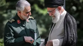 تصویری دیده نشده از سردار سلیمانی و رهبر انقلاب در حیاط بیت